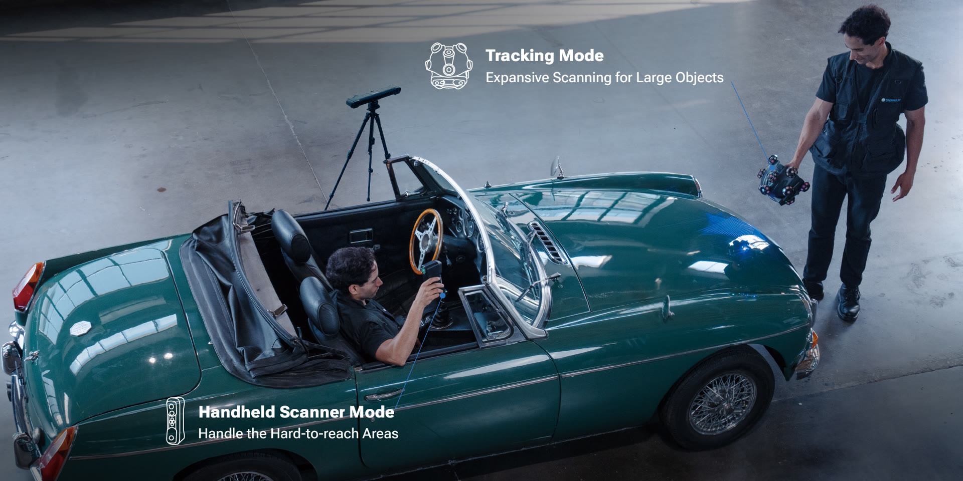 Técnico usando o EinScan Trak em um carro: um no modo rastreamento ao lado do carro, outro com o scanner de mão no interior